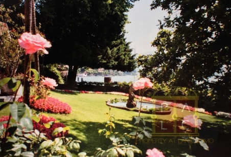 waterfront villa for rent lake Como fountain